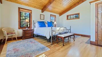 3 bedrooms, travel cot, free WiFi, bed sheets