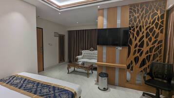 Suite estándar, vista a la ciudad | Caja de seguridad en la habitación, escritorio y wifi gratis