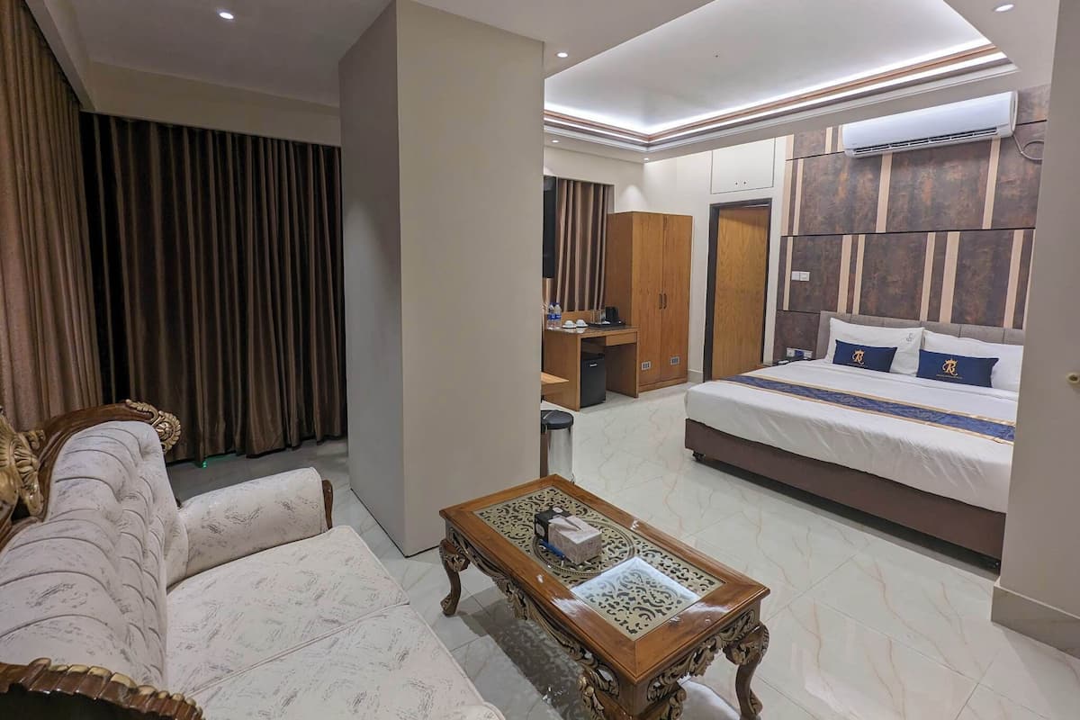 Suite Standard, vista città | 1 camera, una cassaforte in camera, una scrivania, Wi-Fi gratuito