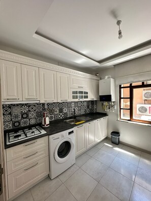 Full-sized fridge, stovetop, cookware/dishes/utensils - Long Street Suites Apartments (Trabzon)