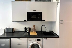 Een koelkast, een magnetron, een kookplaat