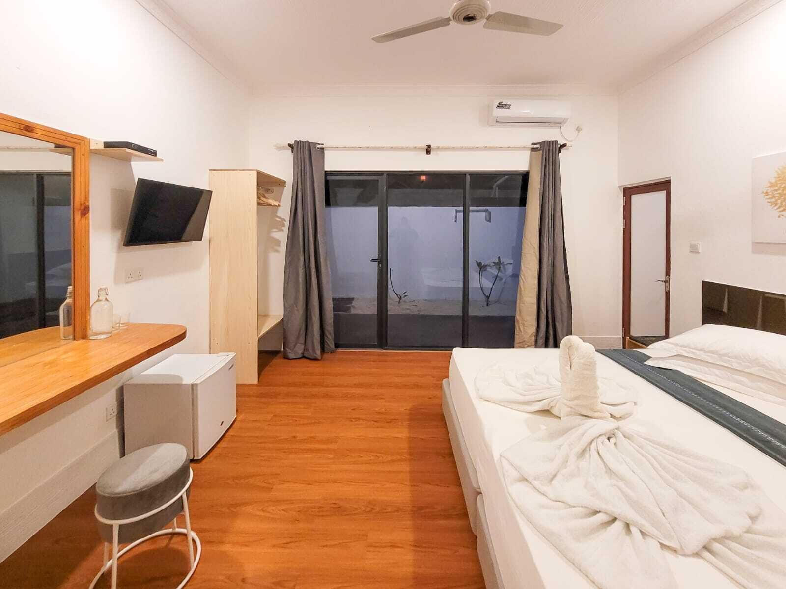 Caja de seguridad en la habitación y tabla de planchar con plancha 