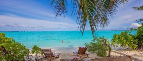 Playa privada en los alrededores, arena blanca