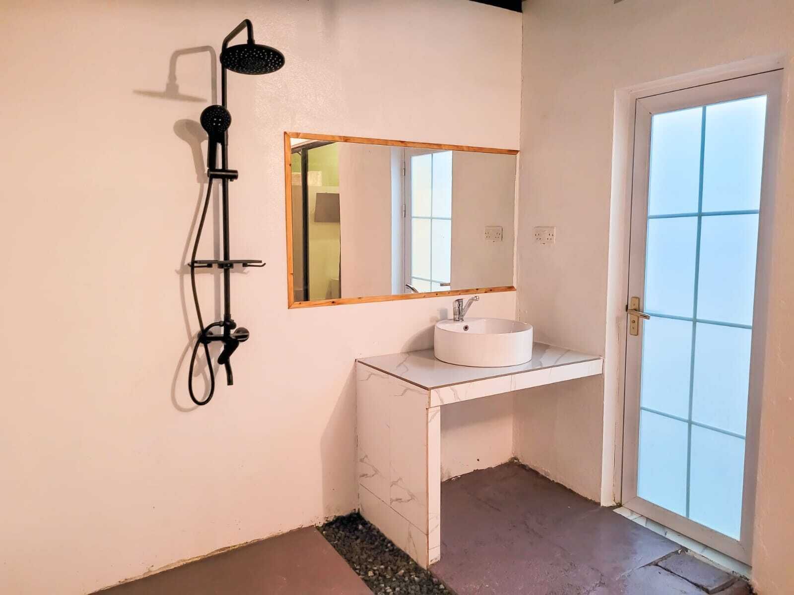 Ducha, secador de pelo, toallas, jabón