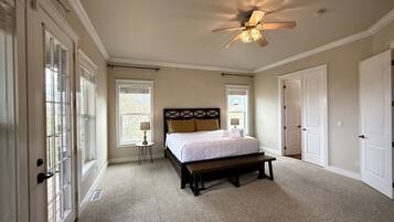 6 bedrooms, desk, iron/ironing board, travel cot