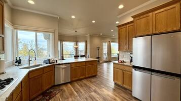 Geladeira, micro-ondas, fogão, cooktop