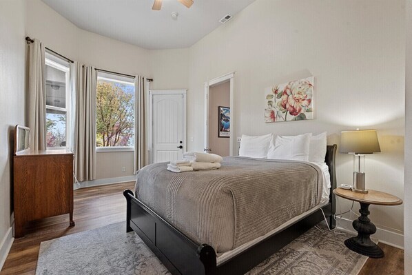 6 Schlafzimmer, Schreibtisch, Bügeleisen/Bügelbrett, Reisekinderbett