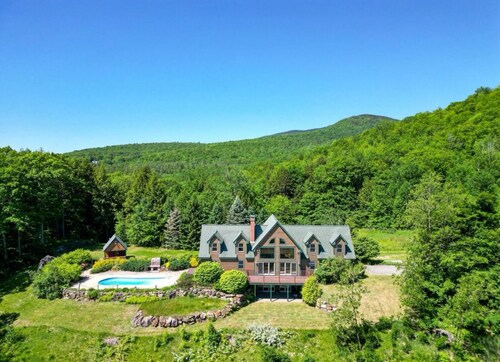 NEW 4 bedroom mountaintop chalet just above North Conway, ideal location.