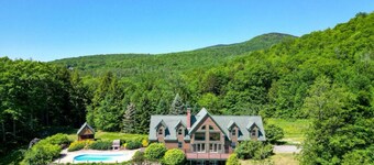 NEW 4 bedroom mountaintop chalet just above North Conway, ideal location.