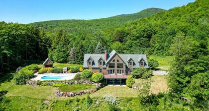 NEW 4 bedroom mountaintop chalet just above North Conway, ideal location.