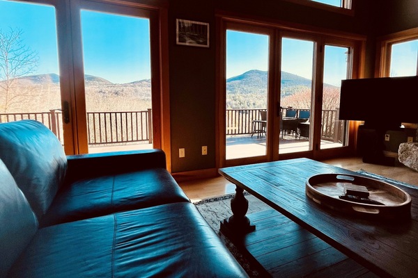 Smart TV, lareira, aparelho de som