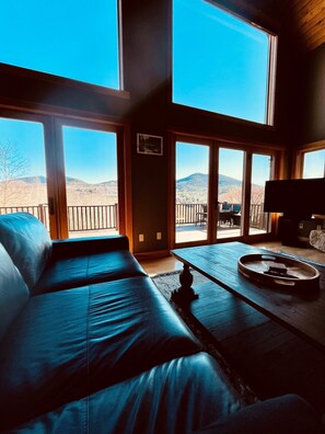 Smart TV, chimenea y estéreo