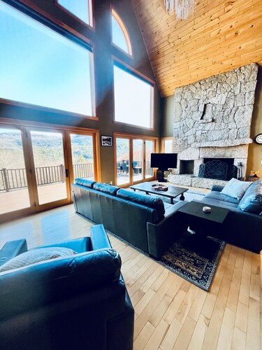 NEW 4 bedroom mountaintop chalet just above North Conway, ideal location.