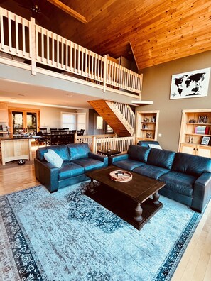 TV connectée, cheminée, chaîne hi-fi