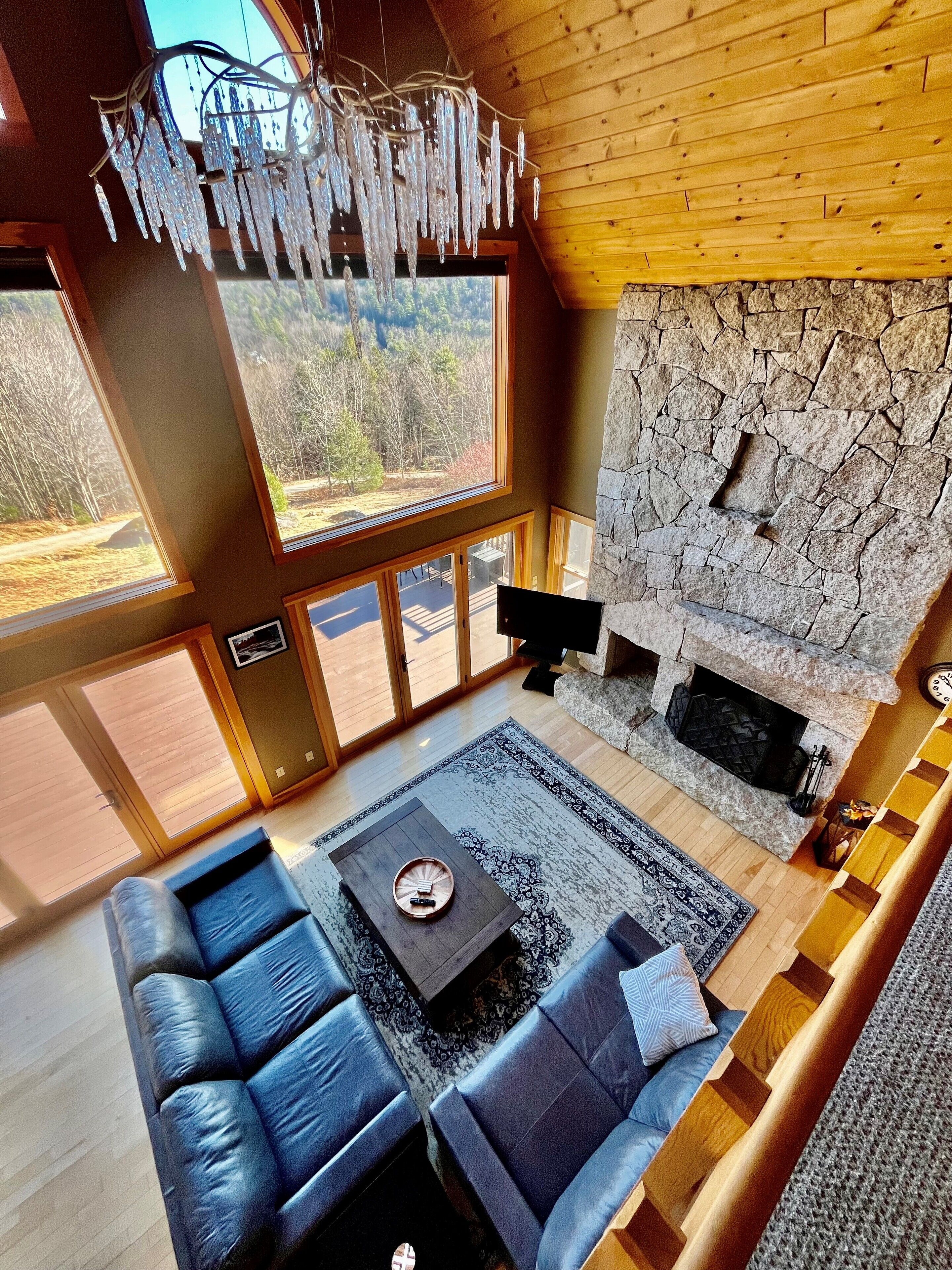 TV connectée, cheminée, chaîne hi-fi