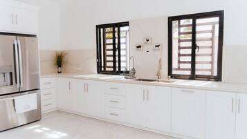 Full-size fridge, microwave, oven, stovetop