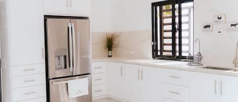Full-size fridge, microwave, oven, stovetop