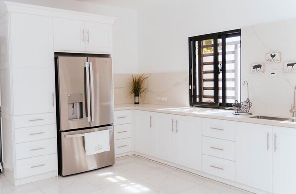 Full-size fridge, microwave, oven, stovetop