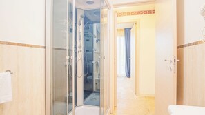 Dusche, Haartrockner, Bidet, Handtücher