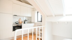 Kylskåp, mikrovågsugn, spishäll och kaffe- och tebryggare