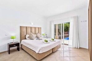 5 bedrooms, iron/ironing board, WiFi, bed sheets