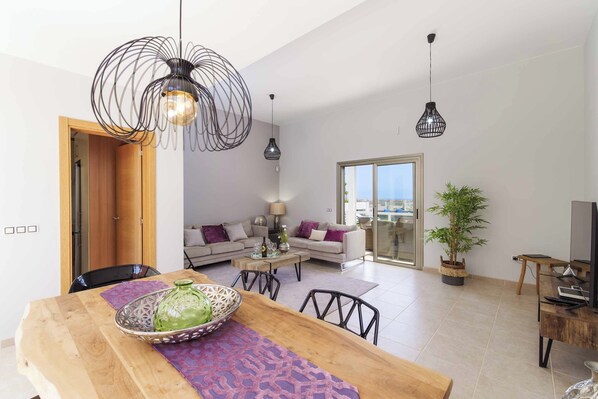 Téléviseur connecté, table de ping-pong