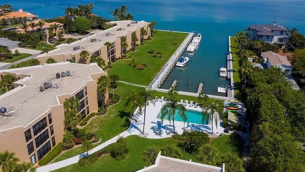 A resort with a swimming pool, a marina with boats, and a view of the ocean. - 3/2 Bay View Condo, Pool, Kayaks (Longboat Key)