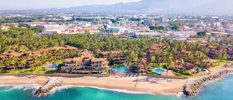 Plage, sable blanc, chaises longues, parasols