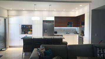 Suite Deluks, 1 Tempat Tidur King, Bebas Asap Rokok, pemandangan samudra | Dapur pribadi | Mesin pembuat kopi/teh