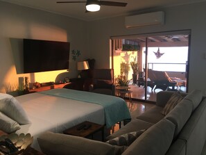 Suite Deluxe, 1 cama de matrimonio grande, no fumadores, vistas al mar | Decoración individual, mobiliario individual, wifi gratis y ropa de cama