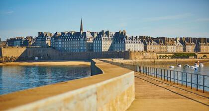 Beautiful house for 12 with large garden near Dinard, St-Malo, pets allowed