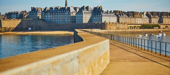 Beautiful house for 12 with large garden near Dinard, St-Malo, pets allowed