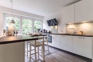 Réfrigérateur, un four, surface de cuisson, lave-vaisselle