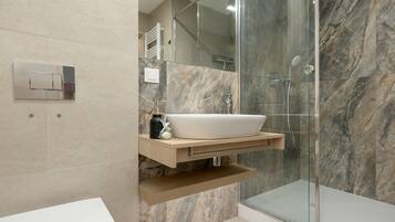 Shower, hair dryer, towels
