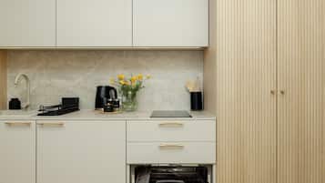 Coffee/tea maker, fridge, stovetop, dishwasher