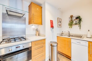 Réfrigérateur, four à micro-ondes, un four, surface de cuisson