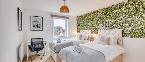 2 Schlafzimmer, Schreibtisch, Bügeleisen/Bügelbrett, Reisekinderbett