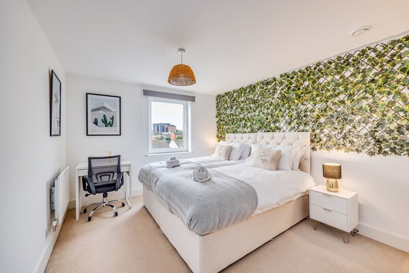 2 Schlafzimmer, Schreibtisch, Bügeleisen/Bügelbrett, Reisekinderbett