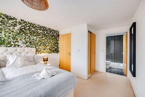 2 chambres, bureau, fer et planche à repasser, lit parapluie