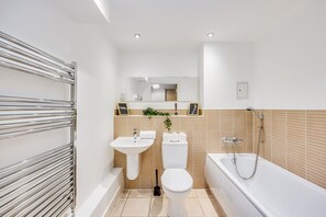 Sèche-cheveux, serviettes fournies