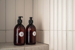 Dusche, Haartrockner, Handtücher, Seife