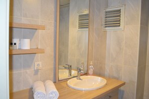 Studio | Bathroom | Shower, free toiletries - elitsuit (Istanbul)