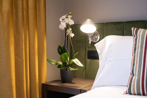 1 slaapkamer, een kluis op de kamer, een bureau