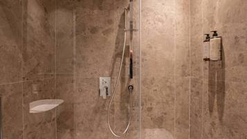 Dusche, Haartrockner, Bidet, Handtücher