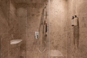 Een douche, een haardroger, een bidet, handdoeken