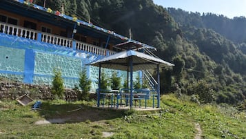 Vista frontal de la propiedad