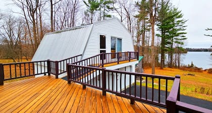 Lakeshore Retreat- Walk to town*Snowmobile Access