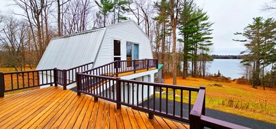 Lakeshore Retreat- Walk to town*Snowmobile Access