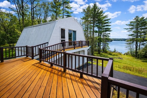 Lakeshore Retreat- Walk to town*Snowmobile Access