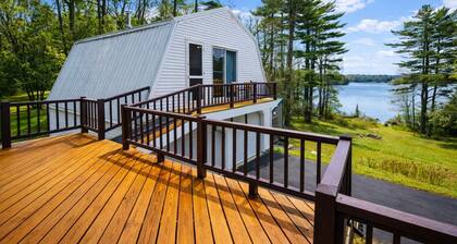 Lakeshore Retreat- Walk to town*Snowmobile Access